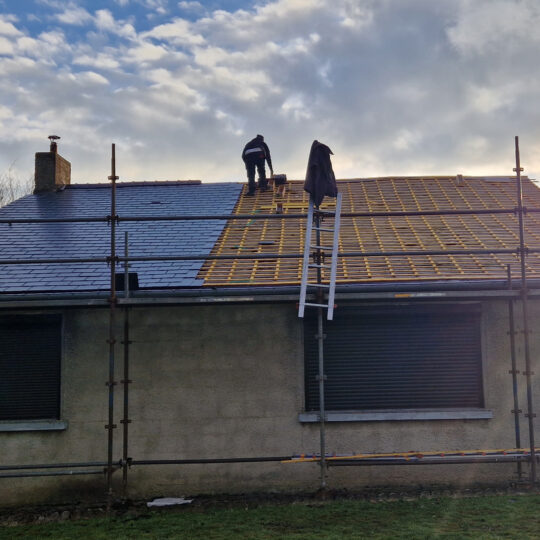Rénovation d'une toiture réalisée par un artisan couvreur