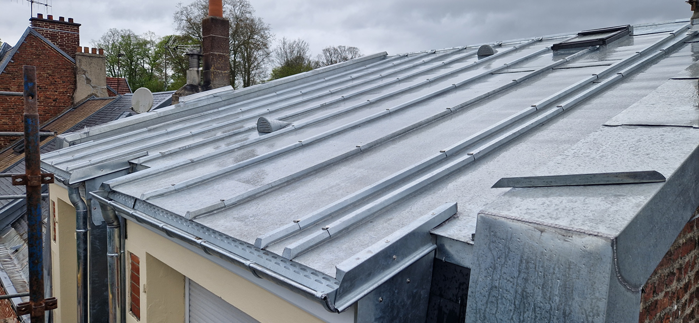 Travaux de zinguerie sur une toiture